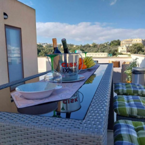 Luxury 9 person Holiday Home a walk to Paceville's nightlife